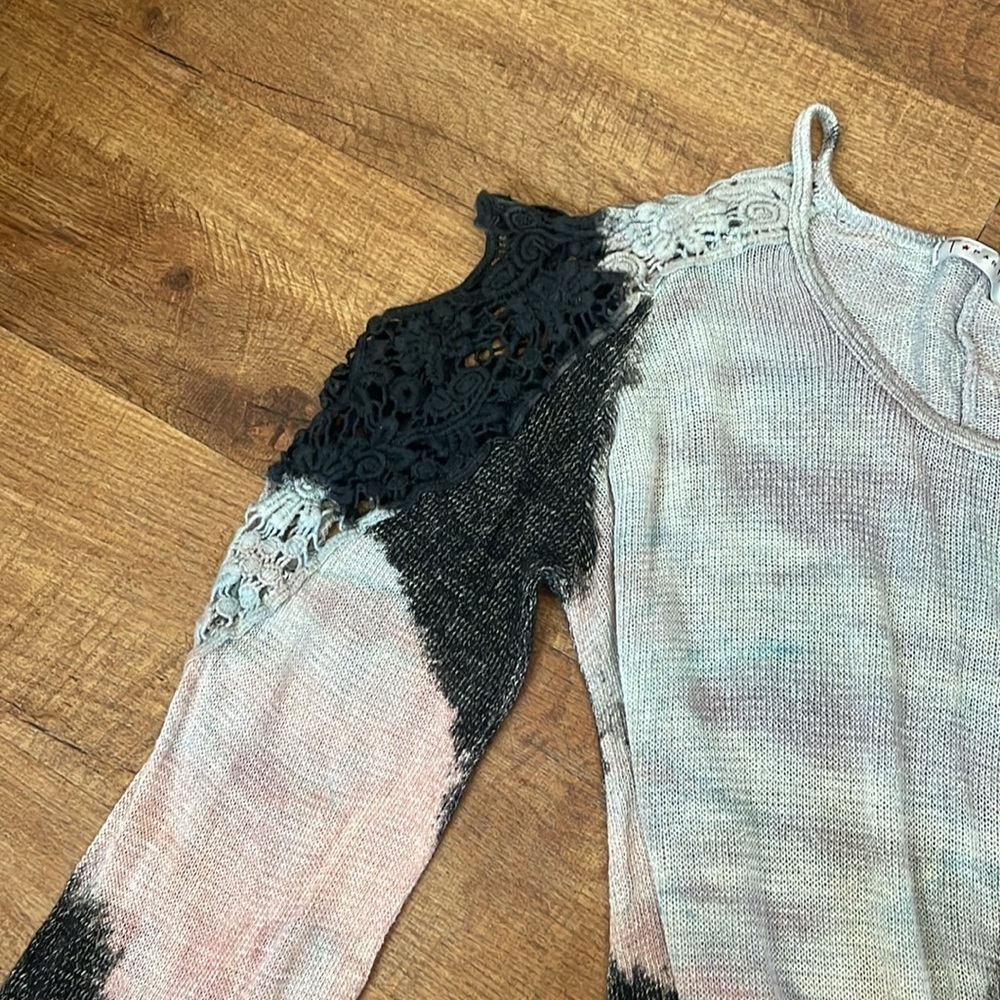 T Partt pink, gray, black and white hi-low cold shoulder sweater. Medium - Picture 12 of 12